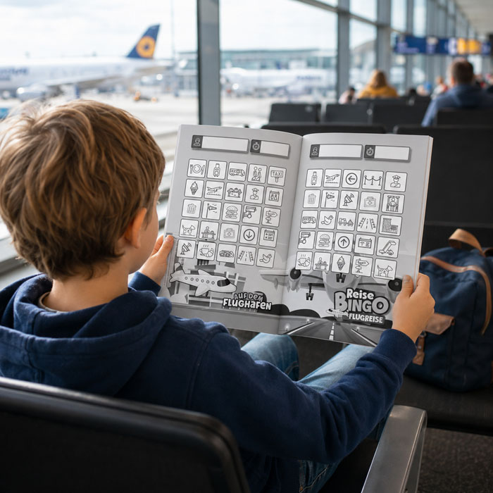 Kinder beschäftigen sich mit Flughafen-Bingo während der Wartezeit am Airport